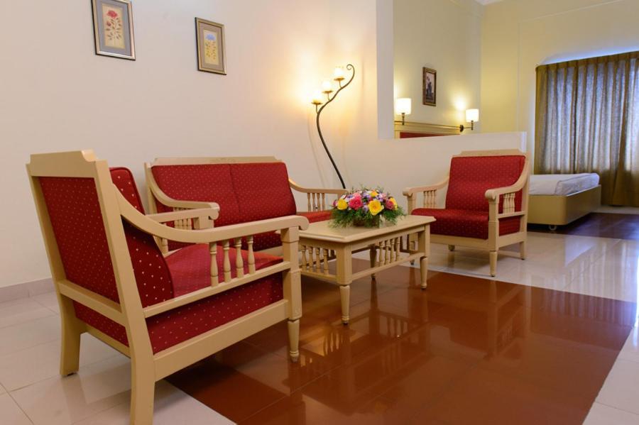Club7 Hotel Tiruvalla Exterior foto