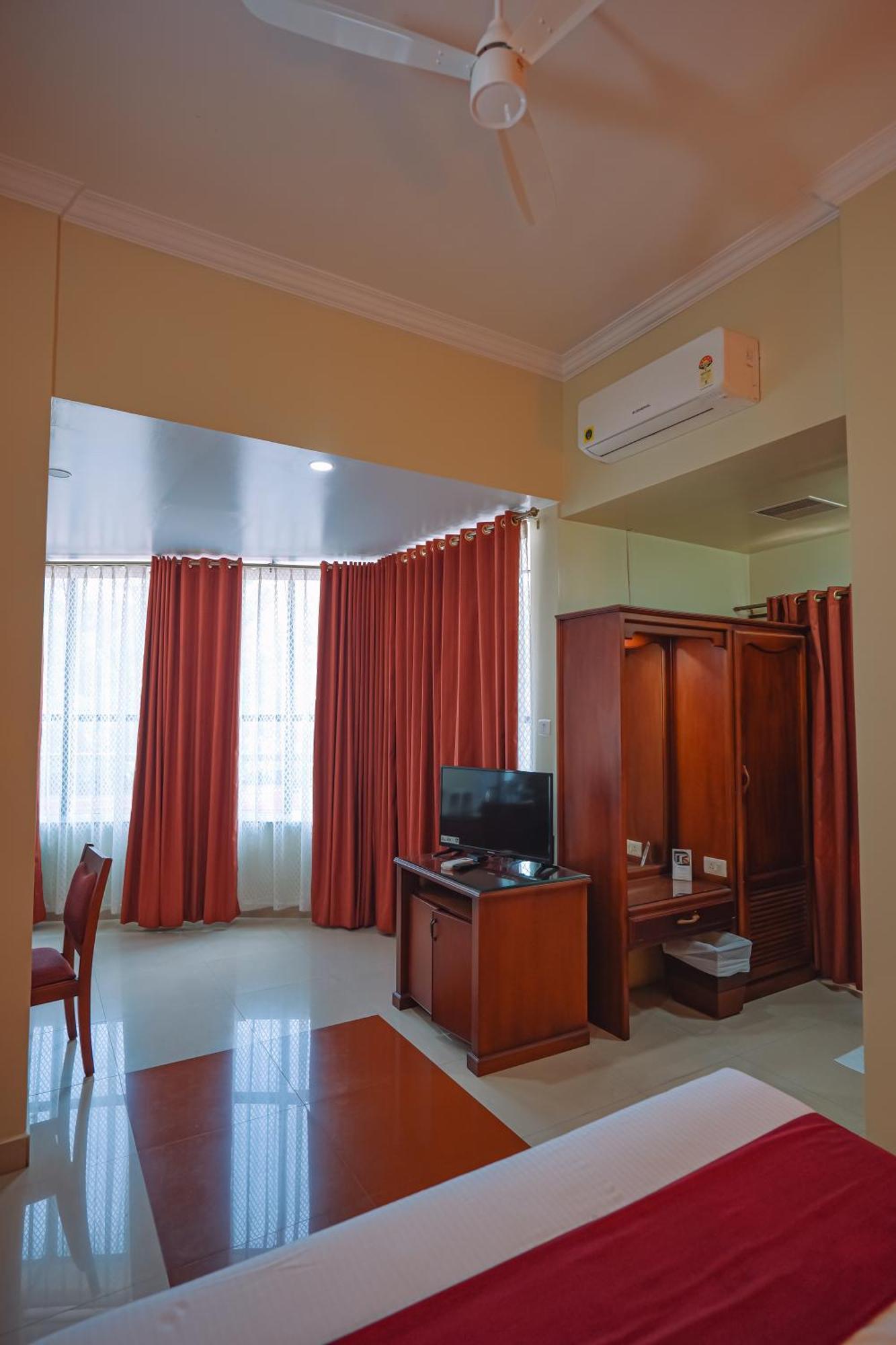 Club7 Hotel Tiruvalla Exterior foto