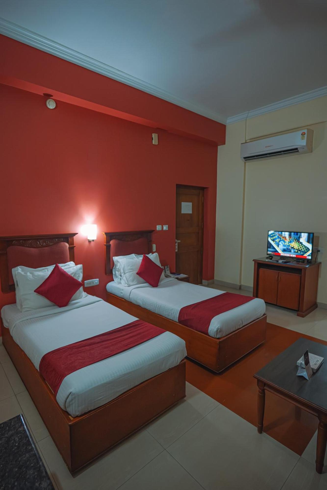 Club7 Hotel Tiruvalla Exterior foto